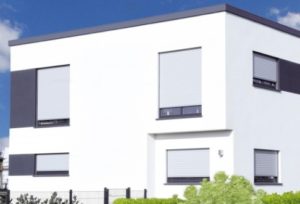 Aufnahme von einem weissen Haus mit heruntergelassenen silbernen Rolläden