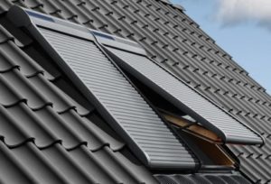 Nahaufnahme von einem Dachfenster mit heruntergelassenen Rolläden