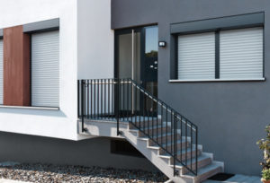 Nahaufnahme von einem anthraziten Haus mit heruntergelassenen Rolläden