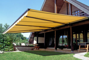 seitliche Aufnahme von herausgelassenen gelben Sonnenstoren