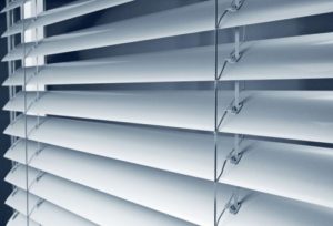 Detailaufnahme von silbernen Storen