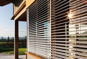 Detailaufnahme von halb offenen Storen