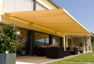 gelbe herausgelassene Sonnenstoren