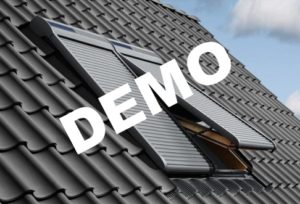 Nahaufnahme von einem Dachfenster mit heruntergelassenen Rolläden