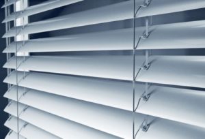 Detailaufnahme von silbernen Storen