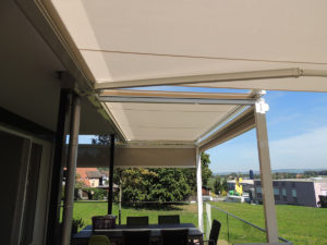 beige Sonnenstore vom Einfamilienhaus in Rickenbach, von der Seite fotografiert