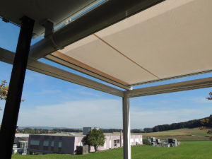 beige Sonnenstore vom Einfamilienhaus in Rickenbach, von unten fotografiert