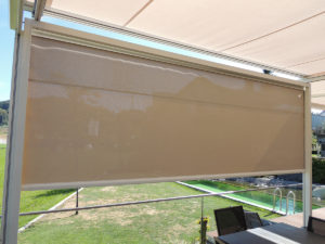 beige senkrechte Sonnenstore vom Einfamilienhaus in Rickenbach