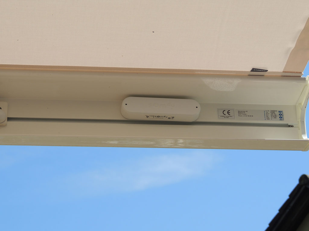 Nahaufnahme vom Sensor für die automatische Sonnenstore vom Einfamilienhaus in Rickenbach