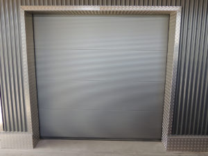 anthrazites Industrietor von einem Geschäftshause in Triengen