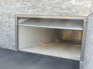 ein geöffnetes Kipptor vom Mehrfamilienhaus in Rickenbach. Hier gelangst du in die Tiefgarage.