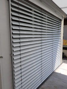 fast geschlossene Lamellenstoren vom Einfamilienhaus in Horw