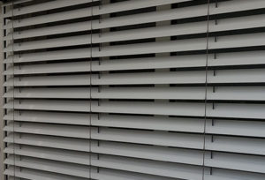 Nahaufnahme von grauen Lamellenstoren