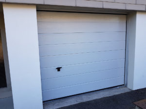 ein privates weisses Sektionaltor