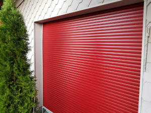 rote Rolladen, welche perfekt für einen Kiosk oder ein anderes Geschäftshaus geeignet sind.