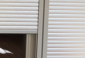 Nahaufnahme von silbernen Rolladen