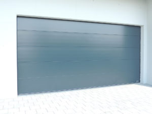 ein anthrazites Sektionaltor vom Einfamilienhaus in Egolzwil