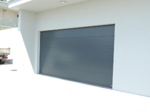 ein anthrazites Sektionaltor vom Einfamilienhaus in Egolzwil