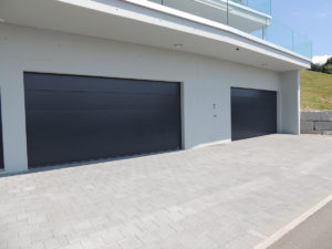 drei anthrazite Sektionaltore vom Einfamilienhaus in Egolzwil