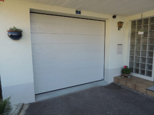 die Aufnahme zeigt ein weisses Sektionaltor, welches zum Einfamilienhaus in Rickenbach gehört