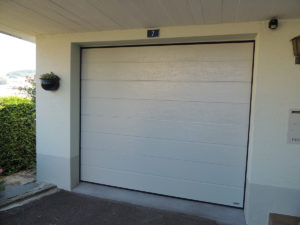 die Aufnahme zeigt ein weisses Sektionaltor, welches zum Einfamilienhaus in Rickenbach gehört