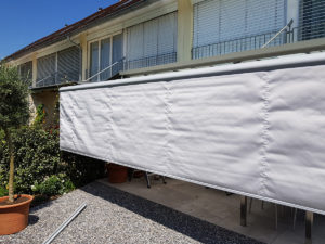 Sonnenstore mit heruntergelassenem Volant