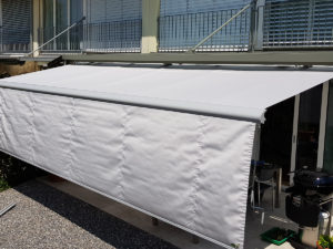 Sonnenstore mit heruntergelassenem Volant