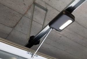 Nahaufnahme von einer automatisierten Torsteuerung