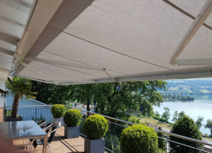 Der Ausblick auf den See kann dank unserer Sonnenstore ohne Blenden genossen werden.