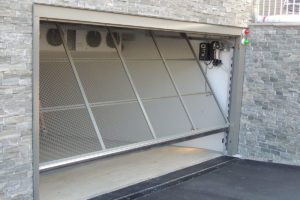 Eingang zu einer Tiefgarage welche mit unserem Kipptor geöffnet wird.